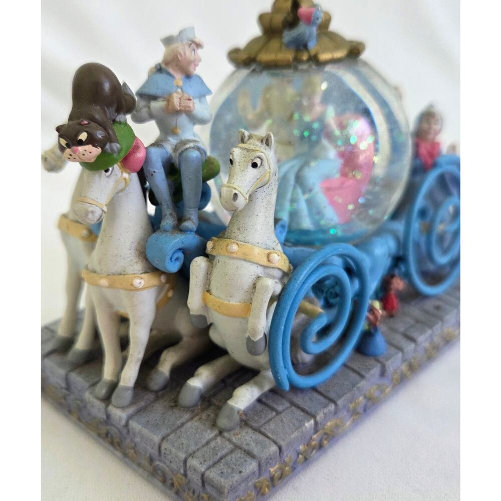 Vtg 2001 Walt Disney Snowglobe, Cinderella & Prince on horse drawn Carriage. - Picture 5 of 8